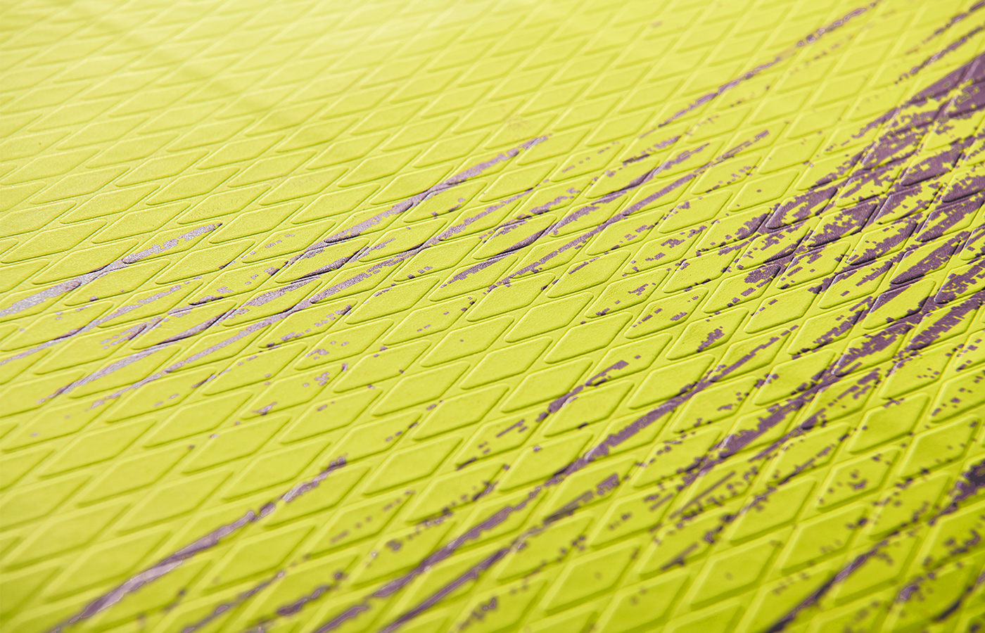 A 4MM THICK DIAMOND PATTERN SOFT EVA TRACTION PAD IS APPLIED ON NEON FOR EXCELLENT GRIP AND COMFORTABLE RIDE. 2021 “NEON” PRINT IS APPLIED FOR OUTSTANDING VISUAL IMPACT.