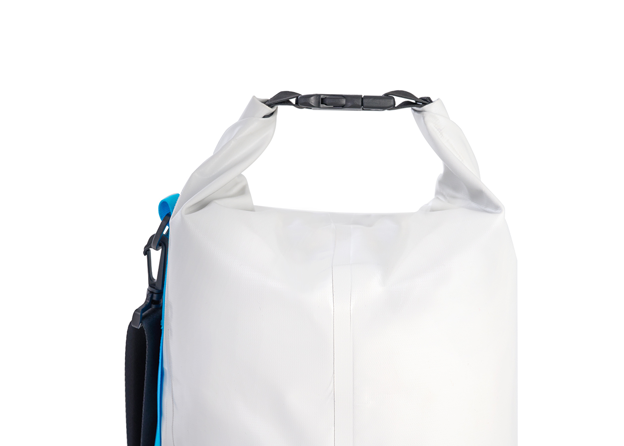 THE 3-ROLL LOCK SYSTEM OFFERS A FUN AND CONVENIENT WAY TO CLOSE THE BAG AND PROVIDES A 100% WATERPROOF INTERIOR ENVIRONMENT FOR YOUR BELONGINGS.