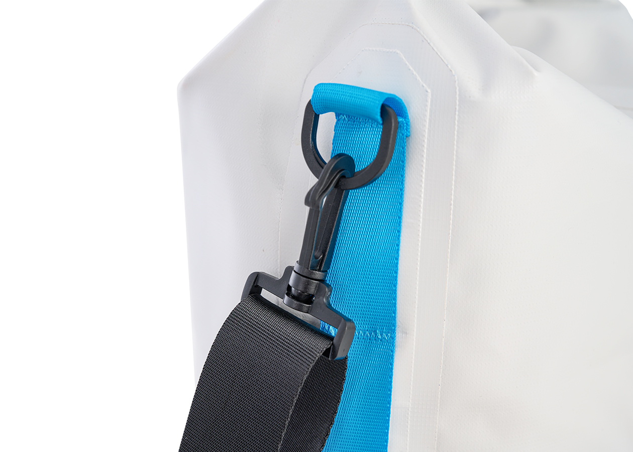 EXTRA HANGING ELEMENTS ARE AVAILABLE ON THE SIDE FOR AN ADDITIONAL SHOULDER STRAP OR HANGING OPTION WHEN YOU’RE NOT CARRYING THE BAG.